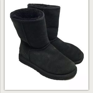 UGG Short Womens Size 5 Black Sheepskin Boots